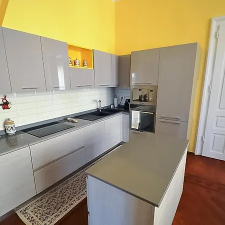 Dalmatinova 2-bedroom With Castle View